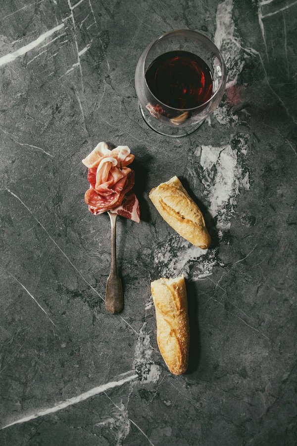 Comment assortir une montre-bracelet en or avec des tenues de jour formelles?